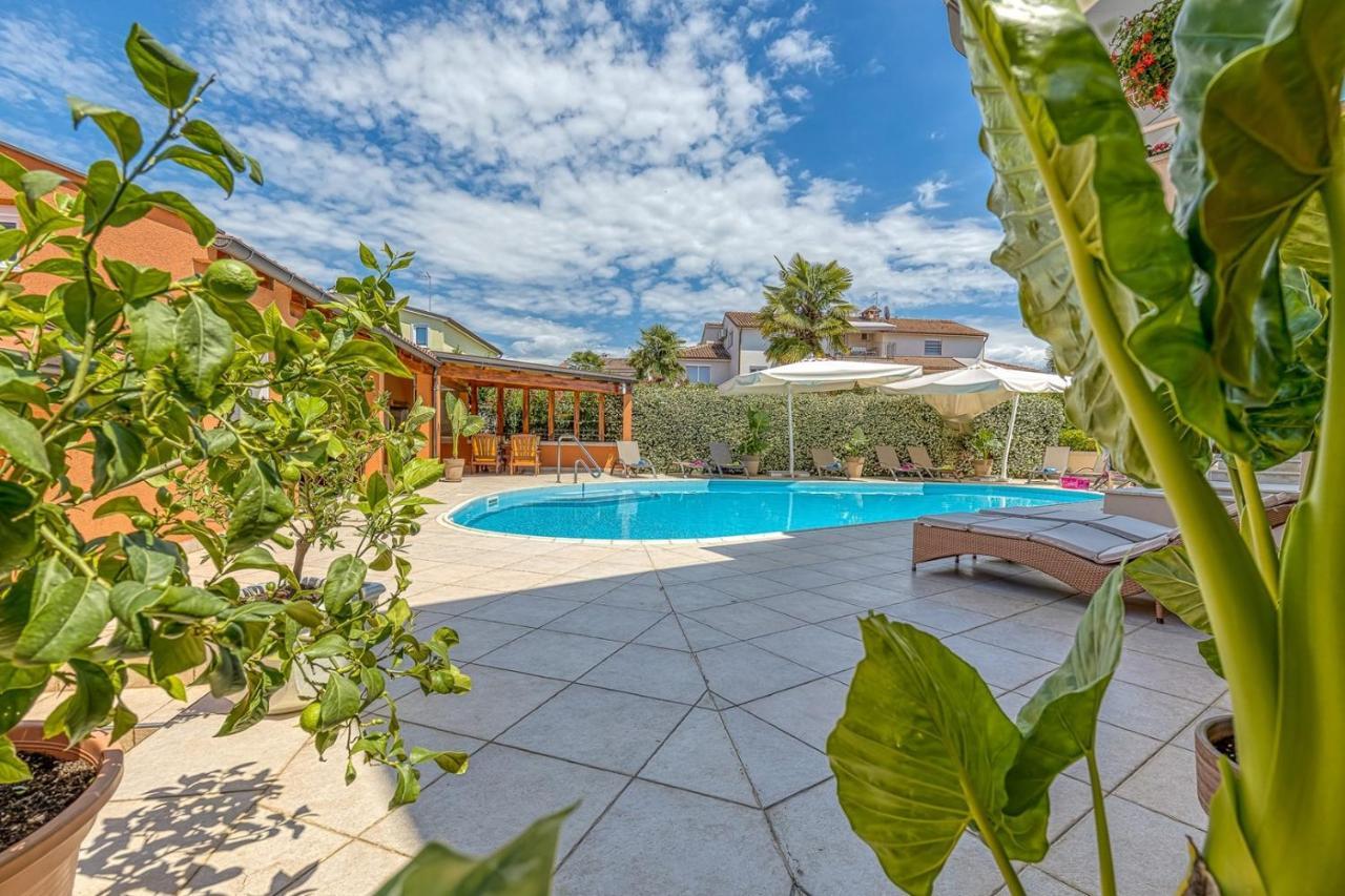 Apartment Complex Irena With Pool Porec Exterior photo